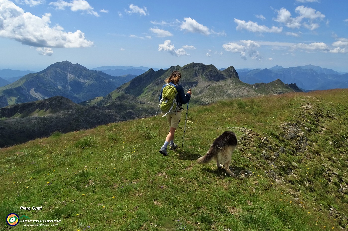 68 Erica ed io con Dori scendiamo dalla lunga cresta ovest ai Laghi Gemelli.JPG